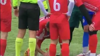 Футболист провёл “реанимацию“ во время матча после неожиданного удара