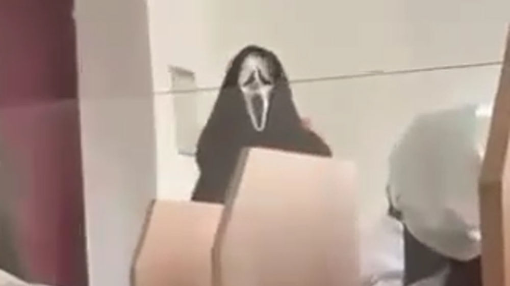 Студент в маске из “Крика“ ранил себя в колледже Павлодара