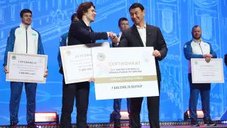 Алматы чествует олимпийцев: Шайдорову вручили квартиру и авто