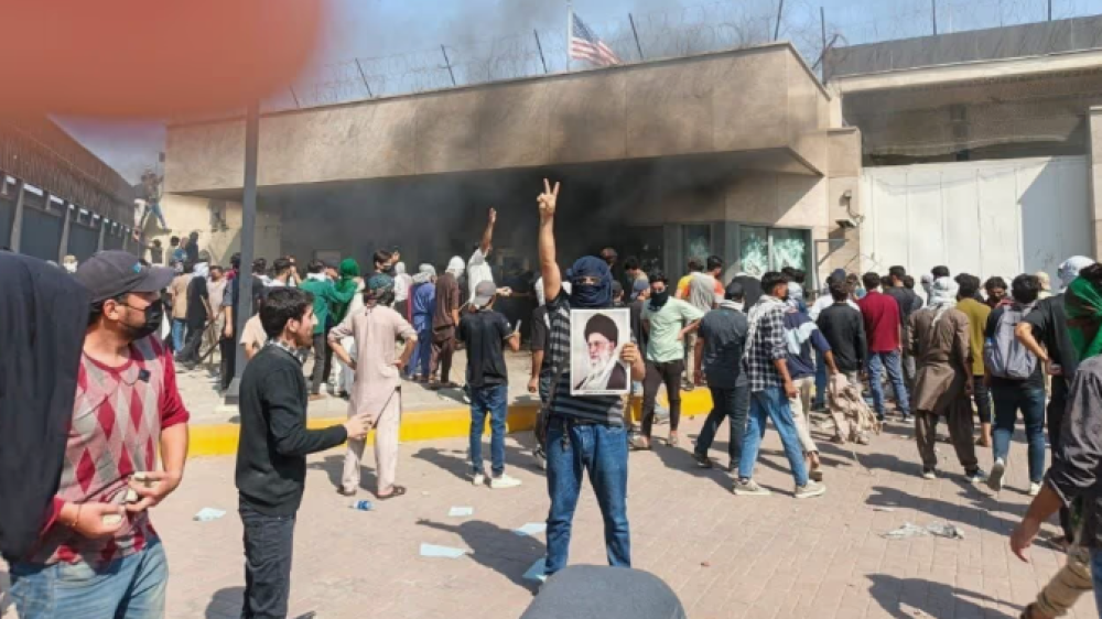 В Пакистане толпа с палками и камнями напала на консульство США: есть погибшие