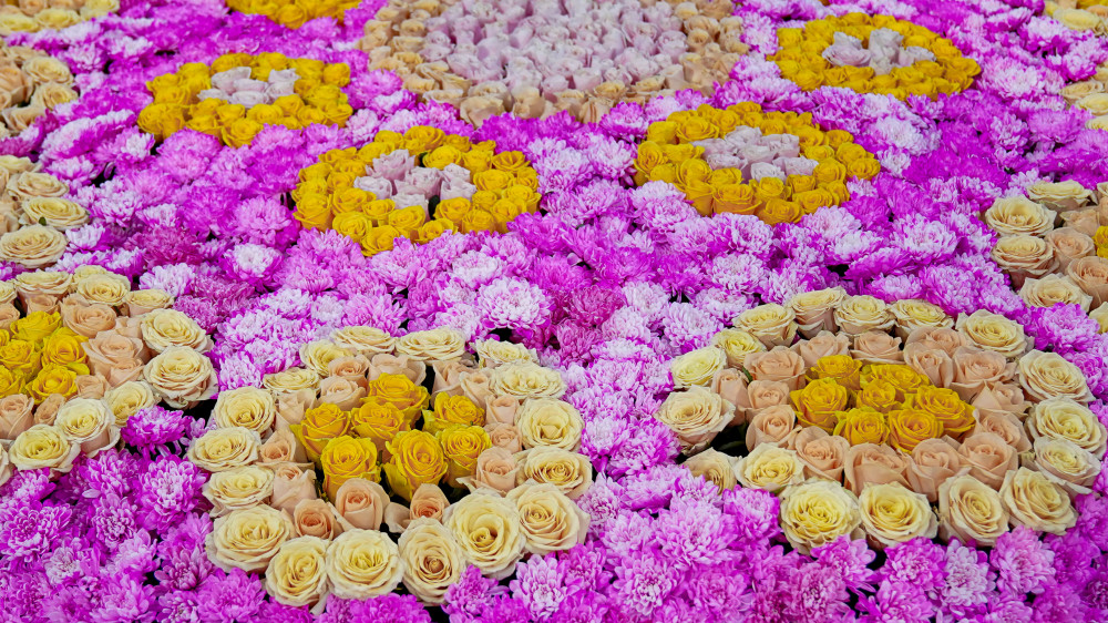Килограмм роз каждой: сколько цветов завозят в Казахстан к 8 марта