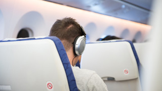 Популярная авиакомпания запретила пассажирам слушать музыку
