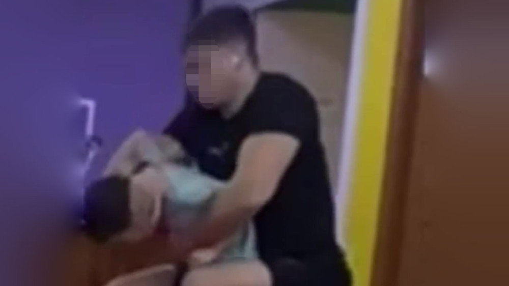 “Заламывал ребёнку руки“: центр коррекции в Алматы попал в скандал