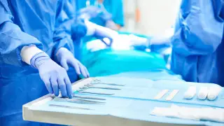 Грызёт волосы и ногти: как детские привычки приводят на операционный стол