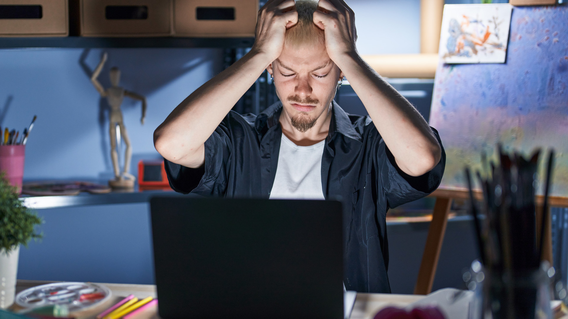 Мужчина за ноутбуком