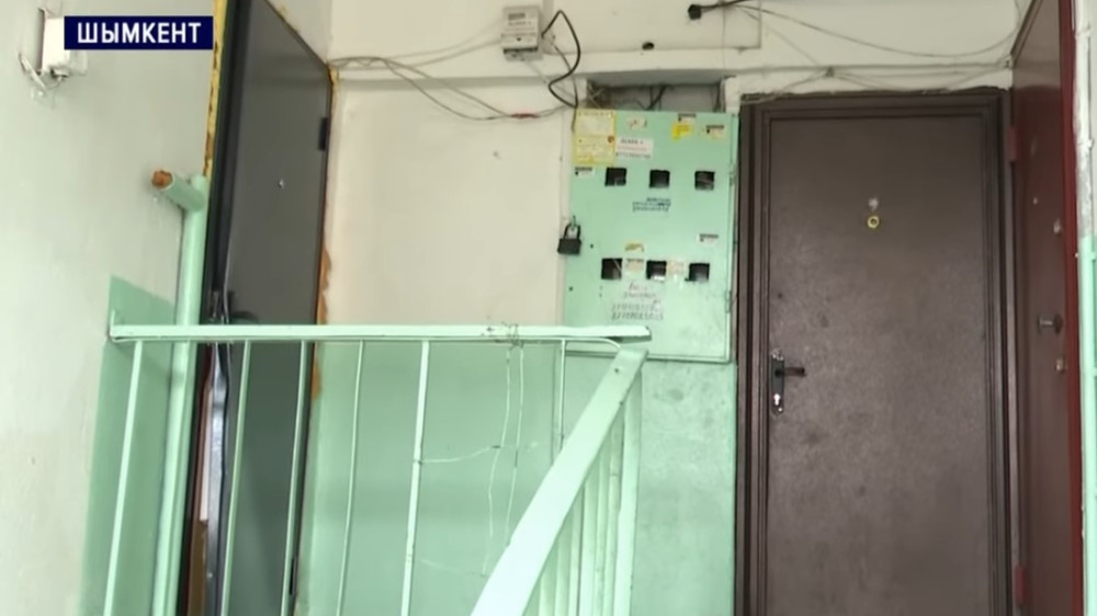 Женщину, двух девушек и парня обнаружили мертвыми в одном подъезде в Шымкенте