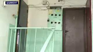 Женщину, двух девушек и парня обнаружили мертвыми в одном подъезде в Шымкенте