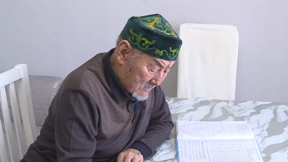 85-летний карагандинец решает сложнейшие математические задачи, не имея спецобразования