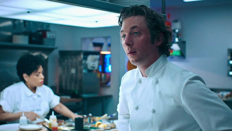 Кадр из сериала "Медведь"