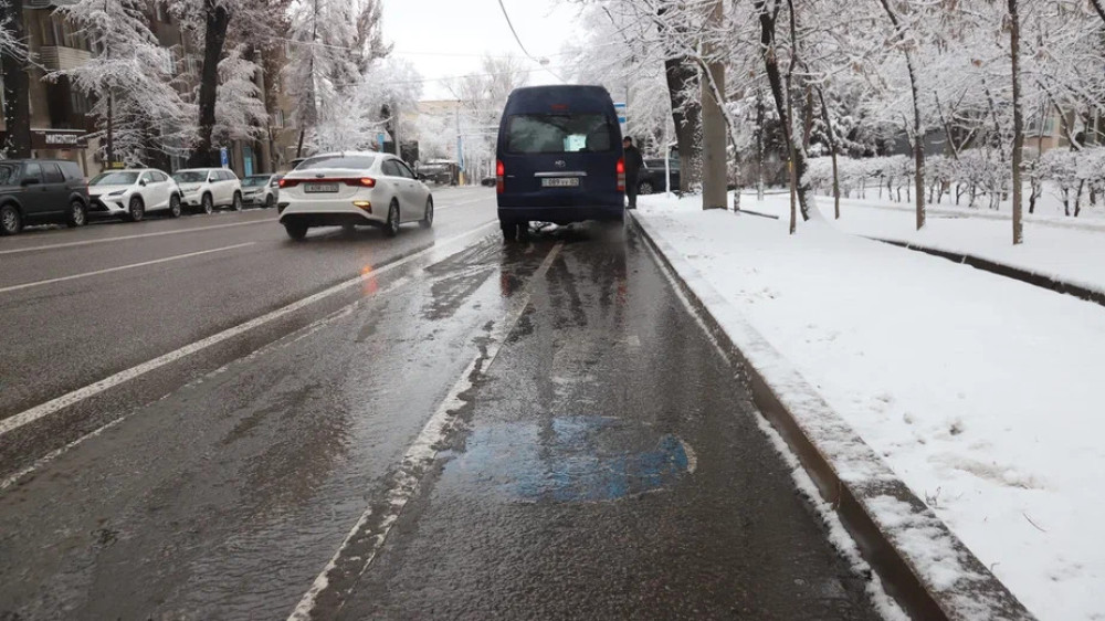 Метель, гололёд, туман: штормовое предупреждение объявлено по всему Казахстану