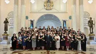 Токаев вручил госнаграды казахстанкам