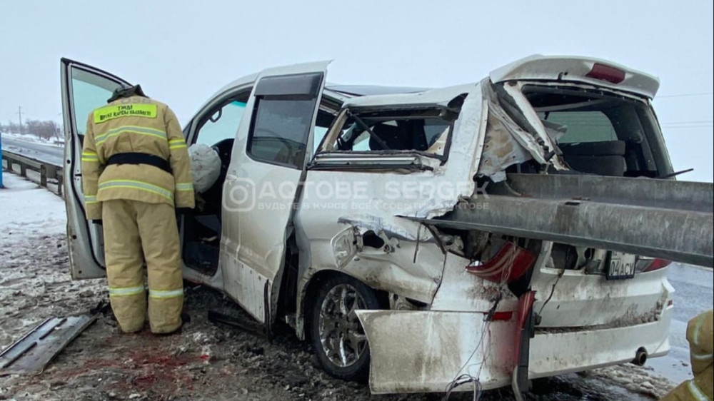 Отбойник прошил салон насквозь: жуткое ДТП на трассе в Актюбинской области