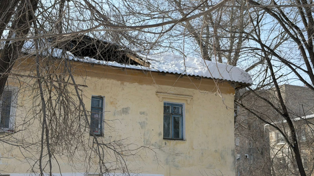 “Как нам спать ложиться?“. Кровля жилого дома рухнула в Костанае