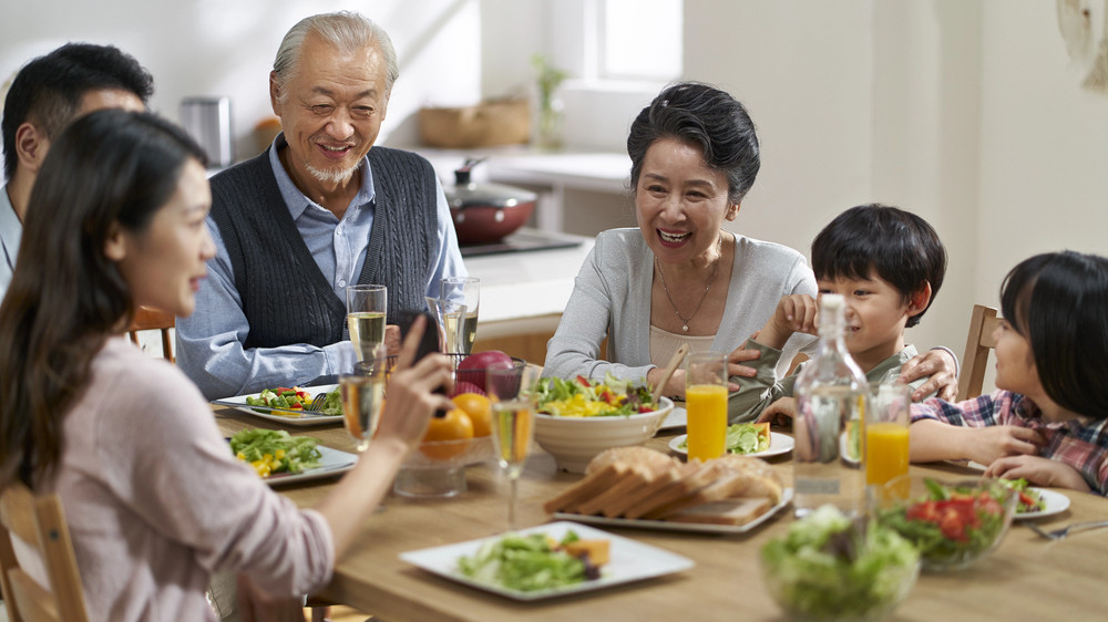 Японский ученый назвал простую привычку за столом, которая укрепляет психику детей