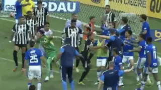 Массовая драка и 23 красные карточки: скандал в Бразилии