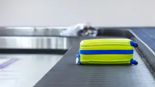 “Никогда не покупайте яркий чемодан“: эксперт назвал скрытую опасность