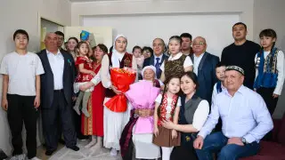 8 детей, десятки внуков: аким ЗКО навестил почетную семью в праздник Амал