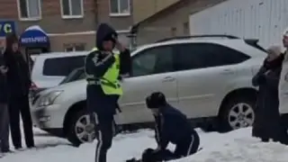 Массаж сердца на тротуаре: полицейские спасли умирающую прохожую в Петропавловске