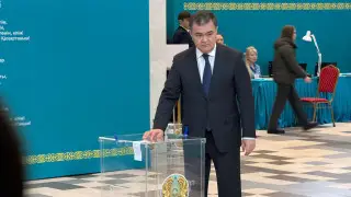 Аким Астаны Женис Касымбек проголосовал на референдуме