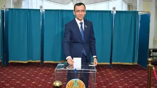 Председатель Сената Маулен Ашимбаев отдал свой голос на референдуме