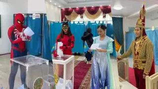 Человек-паук, Леди Баг и Золотой человек: кто пришел на референдум в Казахстане