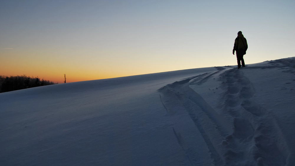 Мужчина сорвался в овраг в Петропавловске: очевидцы вызвали спасателей