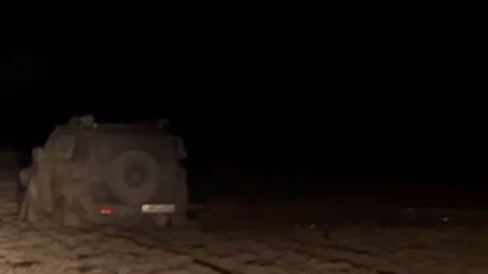 Автомобиль казахстанцев застрял в грязи — на помощь пришли спасатели: видео
