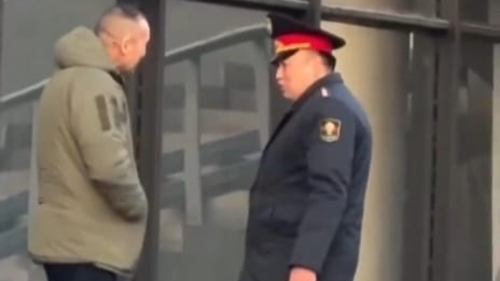 Министра внутренних дел Кыргызстана оштрафовали за курение в общественном месте