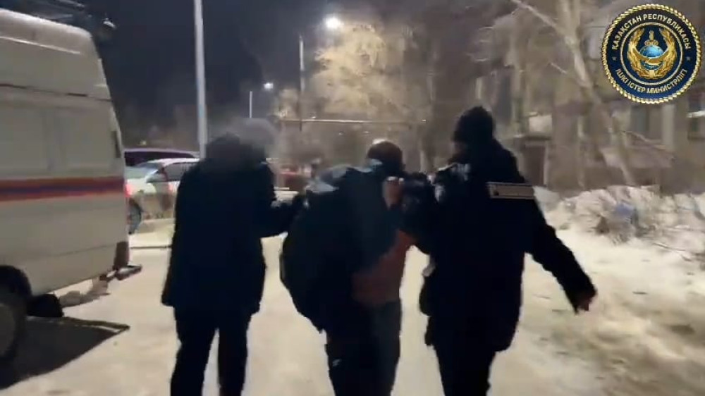 Устроившего пожар в пятиэтажке Шахтинска задержали: полиция опубликовала видео