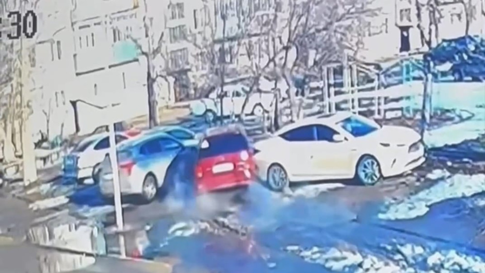 Казахстанец передал руль пьяной жене — повреждены три машины: видео