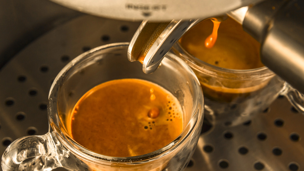 Названа причина слабости и головной боли после утреннего кофе