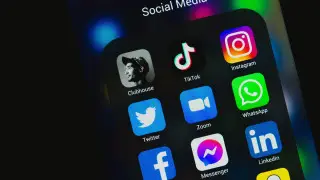 Суд признал Instagram, Facebook, YouTube опасными: девушка отсудила миллионы
