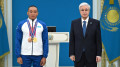 “Полностью оправдал доверие“. Токаев наградил чемпиона ХІV зимних Паралимпийских игр Ербола Хамитова
