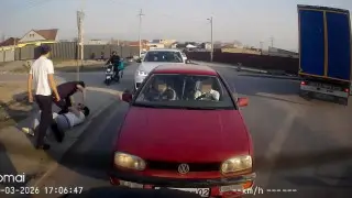 “Избили ни за что“. Нападение толпы на парня в Алматы попало на видео