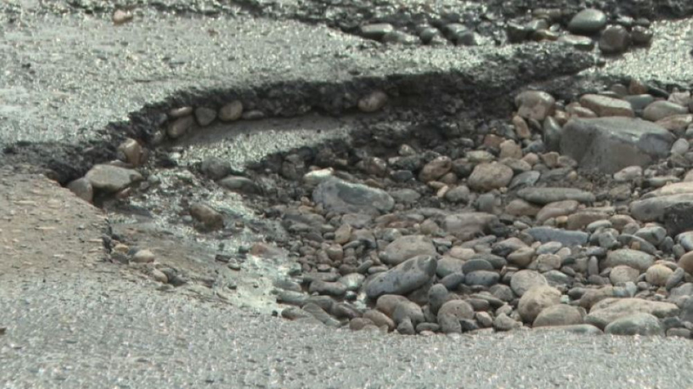 Асфальт сошёл вместе со снегом, жалуются жители Усть-Каменогорска