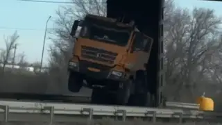 Многотонный грузовик застрял под мостом в Костанае, пострадал водитель