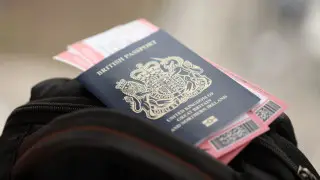 Паспорт с “сюрпризом“. Пассажирку не пустили на рейс по необычной причине