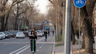 Ездят вдвоем и бросают где попало - электросамокаты вернулись в Алматы