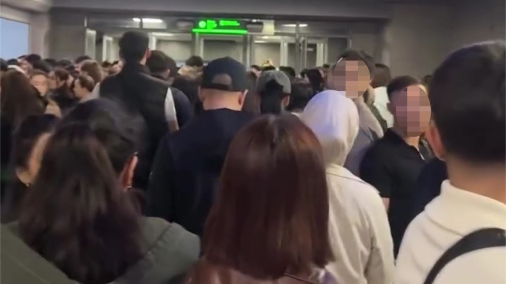 Очереди из-за новых турникетов в метро Алматы: как будут решать проблему