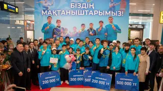 Сборную Казахстана по ушу встретили в Алматы после исторического триумфа в Китае