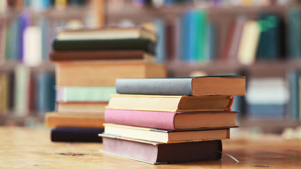 В Казахстане будут наказывать за хранение некоторых книг - норму внесли в закон