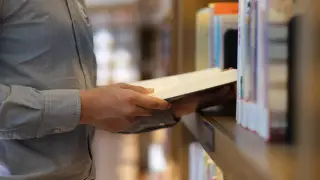 Наказание за книги, падение доллара, правила назначения пенсий. Новости за 1 апреля