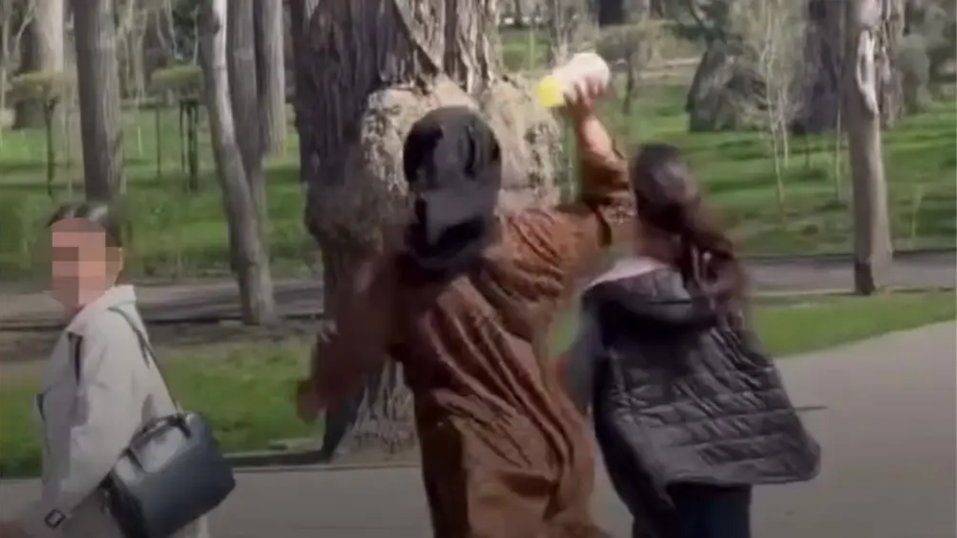 “Кидались с кулаками и бросали камни“. Агрессивные дети кошмарят прохожих в центре Алматы