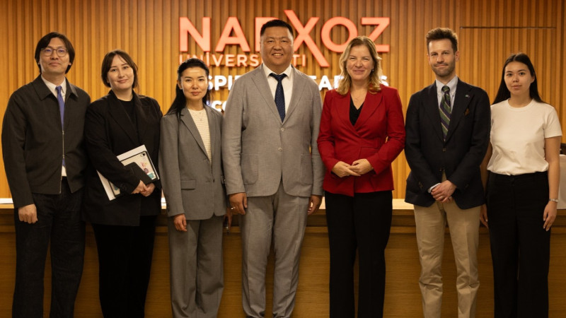 Посол ЕС в РК Алешка Симкич и президент Университета Нархоз Канат Кожахмет в ходе мероприятия Fact-Checking Day 2026. Фото: пресс-служба Университета Нархоз