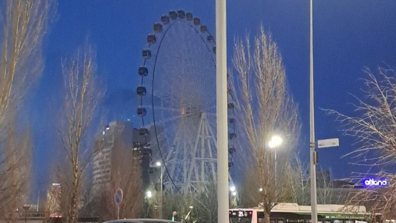 В Астане загорелось колесо обозрения