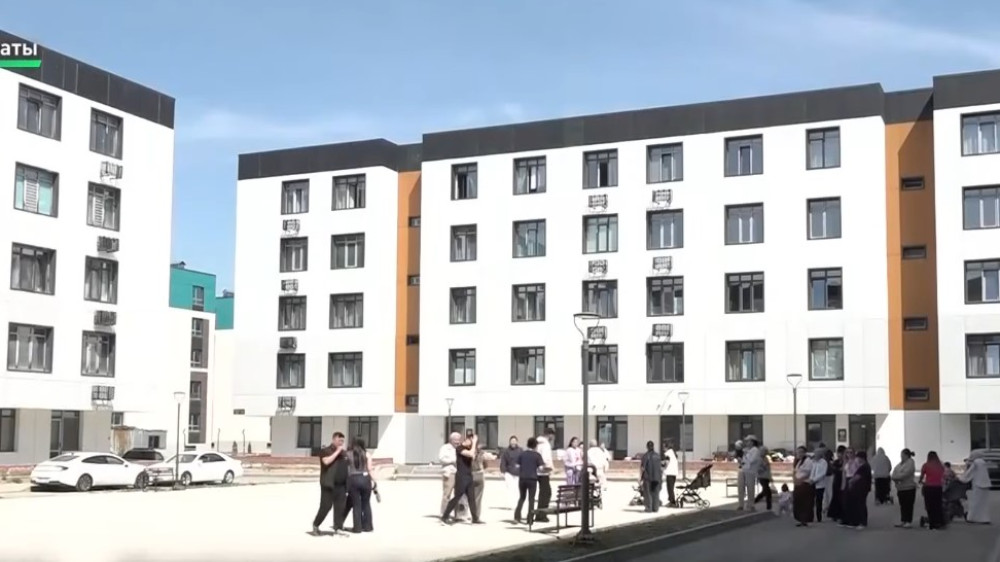 Жильцы нового ЖК в Алматы жалуются на плесень, трещины и протекающую крышу