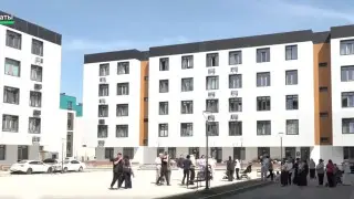 Жильцы нового ЖК в Алматы жалуются на плесень, трещины и протекающую крышу