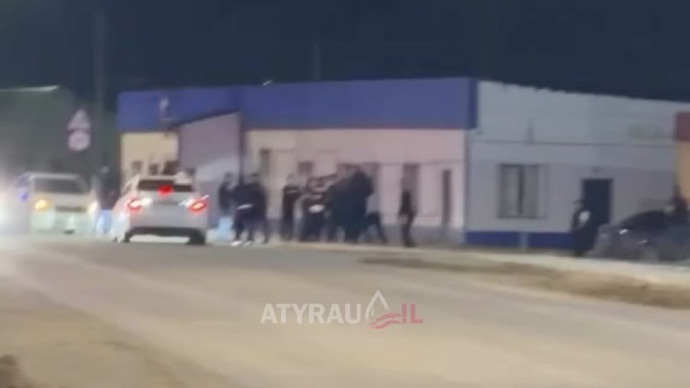Группа парней избила полицейских в Атырауской области