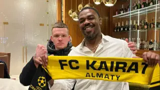 “Подарил шарф “Кайрата“: казахстанец получил “удар“ в печень от легенды UFC Джона Джонса