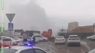 10-метровый фонтан кипятка сняли на видео - экскаватор повредил трубу в Астане